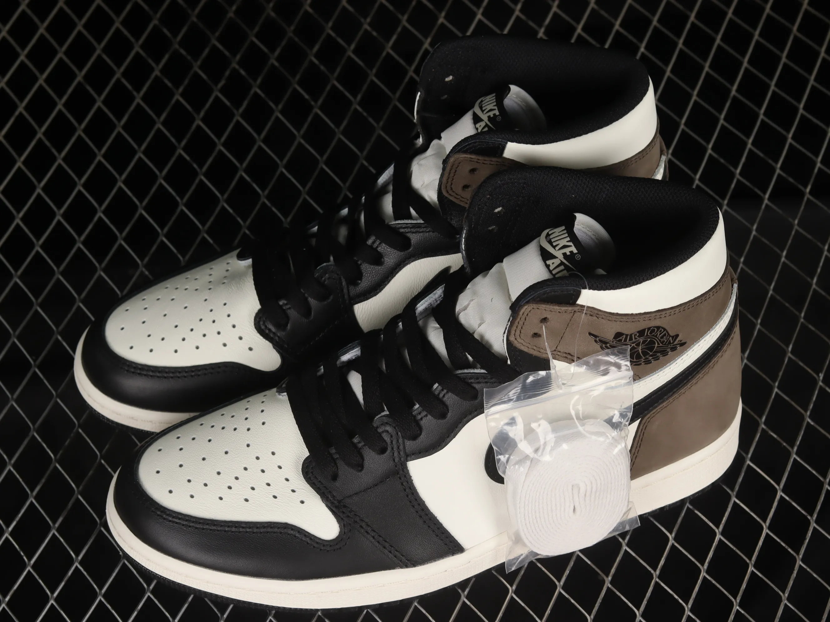 All categories Air Jordan Jordan series basketball shoes Air Jordan 1 High LJR version Air Jordan 1 High OG "Dark Mocha" AJ1 Joe 1 small barb 555088-105